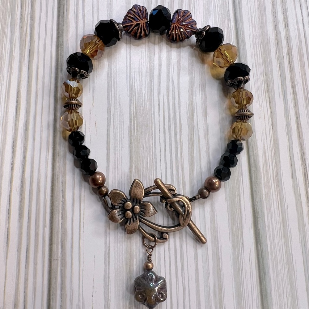 HM101- 7 3/4” Bracelet Czech glass with copper accents & flower toggle closure